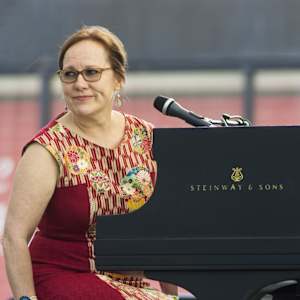 Iris Dement Image