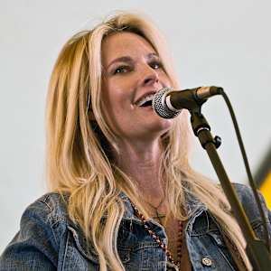 Elizabeth Cook Image