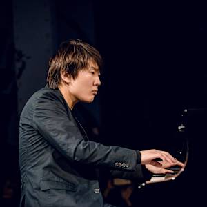 Seong Jin Cho Image