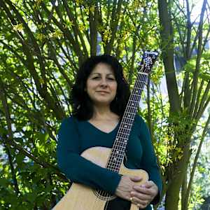 Tish Hinojosa Image