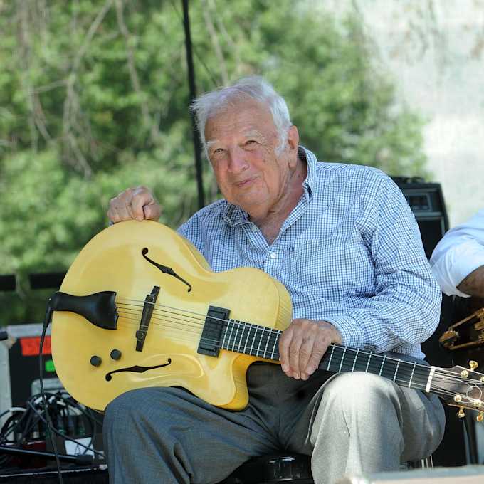 Bucky Pizzarelli