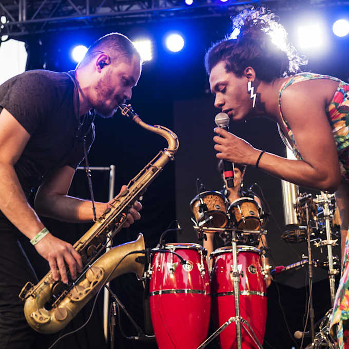 Liniker e os Caramelows