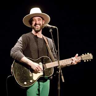 Ryan Bingham Image